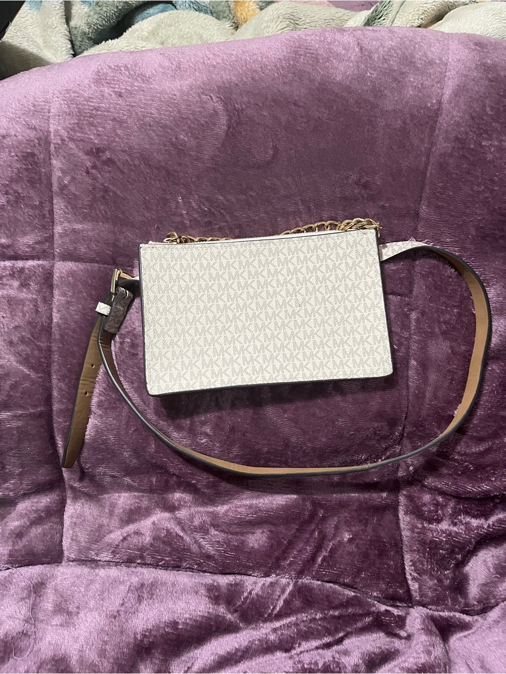 MICHAEL KORS Cream Logo-Print fanny pack with Gold Chain - Picture 5 of 7